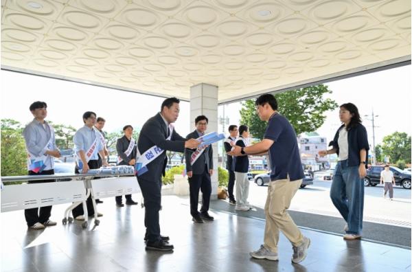 영덕군, 출근길부터 ‘청렴’... 신뢰받는 공직문화 앞장 기사 이미지