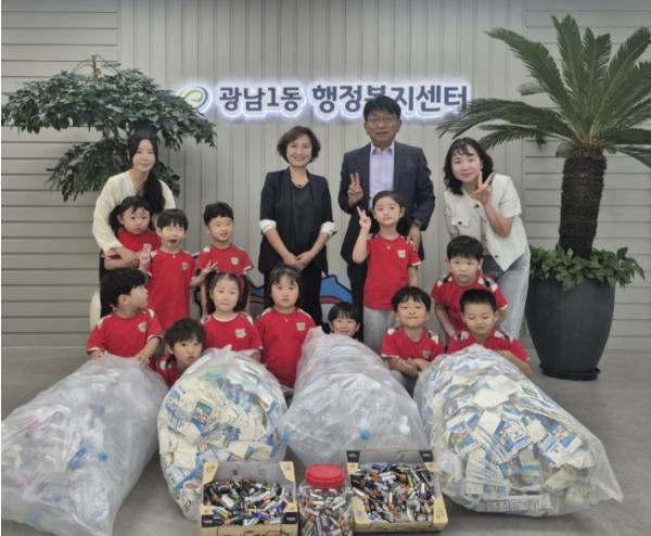 국공립 장지어린이집, 광주시 광남1동에 재활용품 전달하며 자원순환 실천 기사 이미지