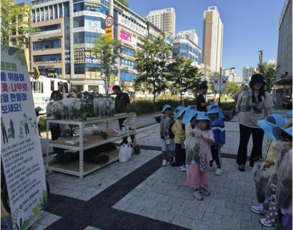 구리시, 시민에게 꽃 2,000본 나눔… 정원문화 확산 기사 이미지