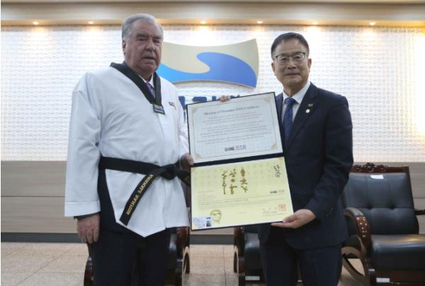 에모말리 라흐몬 타지키스탄 대통령, 국기원 방문 기사 이미지