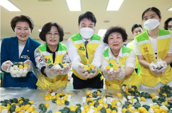 대전 서구, 자원봉사협의회‘추석맞이 송편 나눔 행사’개최 기사 이미지