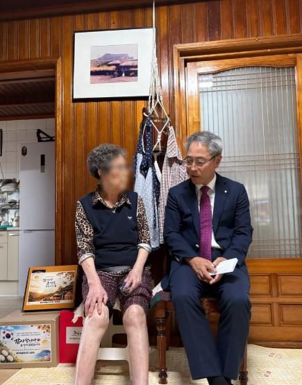 '명절 외롭지 않게' 제주 보훈청, 취약계층 유공자 방문