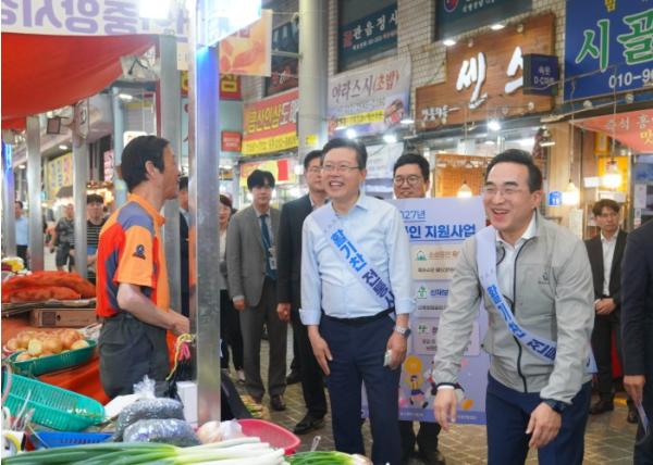 장기수 천안시장, 박홍근 기획예산처 장관과 중앙시장 방문…민생 점검 기사 이미지