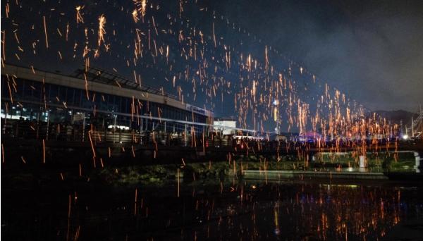 진안홍삼축제 전야제 낙화놀이 성료, 진안고원시장 천변 따라 번진 붉은 빛의 장관  기사 이미지