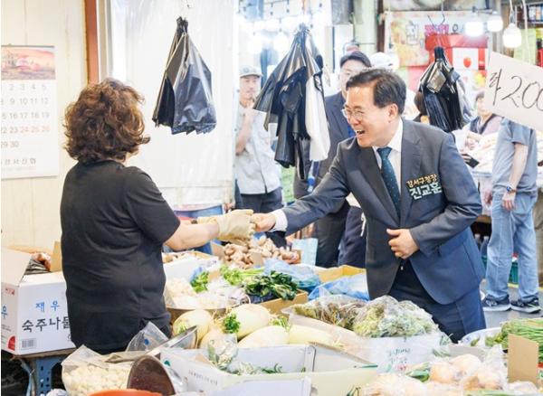 서울시 진교훈 강서구청장, 추석 맞아 전통시장 6곳 찾아 현장 소통