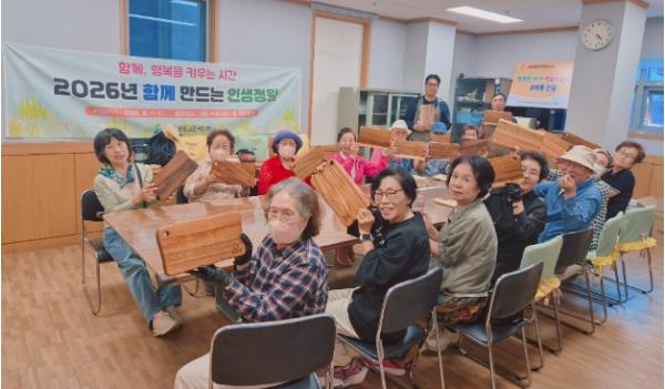 숭의종합사회복지관, ‘함께 만드는 인생 정원’ 목공예활동으로 나만의 원목도마 완성