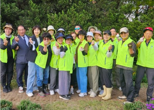 과천시 과천동, 가을꽃 심으며 주민과 함께 마을 가꿔 기사 이미지