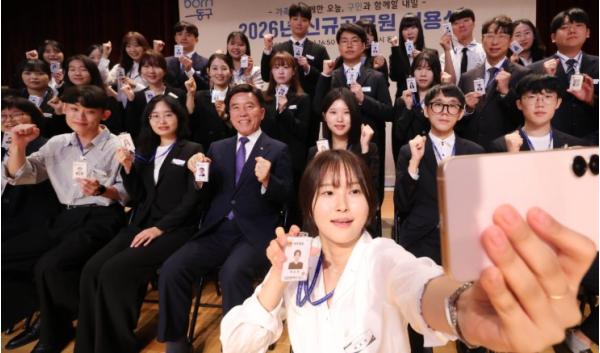 대전 동구, 가족과 함께하는 ‘2026년 신규공무원 임용식’ 개최 기사 이미지