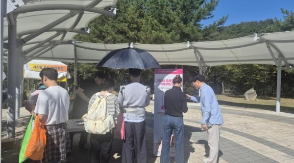 “10월엔 충북 오송에서 만나요” 충북도, 지역축제장 찾아 '오송화장품뷰티엑스포' 홍보 기사 이미지