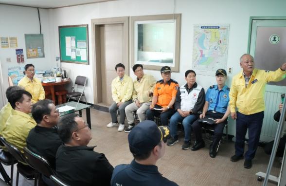 제주도, 어선 전복사고 총력 대응…구조 선원 상륙·실종자 수색 지속