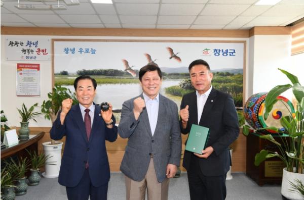 KBO 허구연 총재, 성낙인 창녕군수·박재홍 창녕군의회 의장과 면담