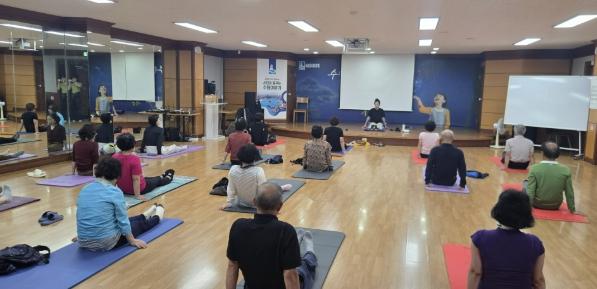 수원시 장안구 송죽동, 건강특화사업 '아름다운 동행, 동네 한 바퀴' 어르신 요가 프로그램 운영