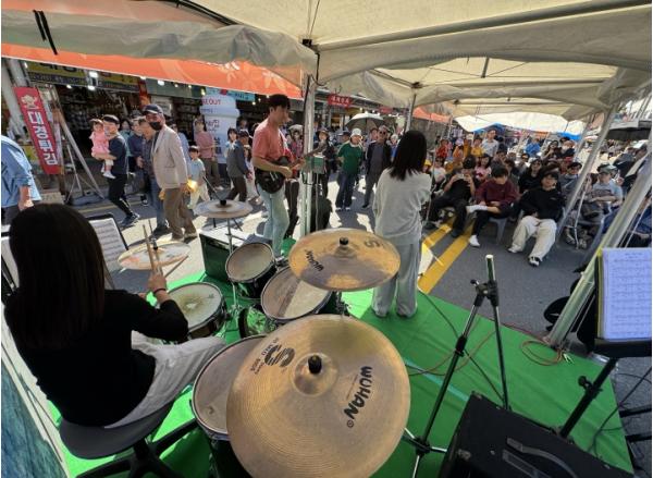 제44회 금산세계인삼축제 ‘거리의 라이브쇼’ 흥겨운 축제 분위기 견인