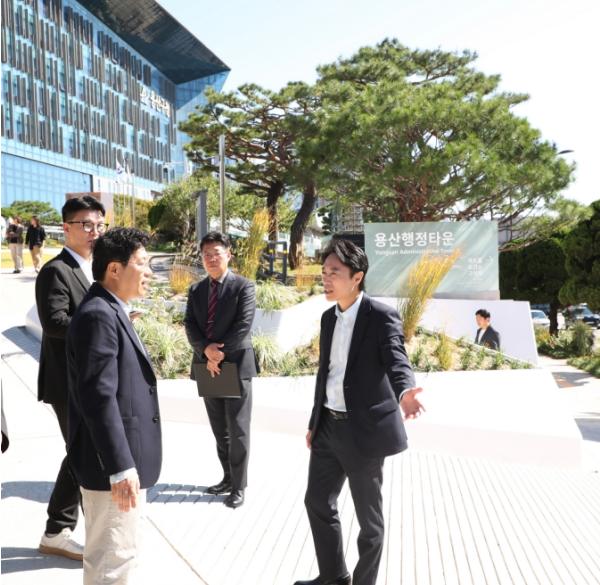 용산구, 종합행정타운 급경사 보행로 개선…'오르내리기 한결 편해졌다'