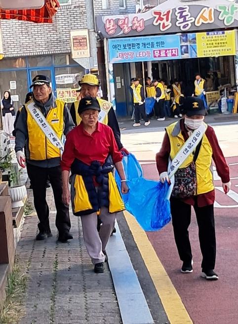 파주시 조리읍 실버경찰대, 깨끗한 지역사회 위해 '환경 정화 및 캠페인' 실시 기사 이미지