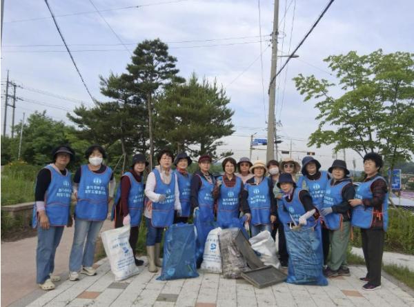 연천군 백학면 농가주부모임, 두일·석장리 일대 환경정화활동 실시 기사 이미지