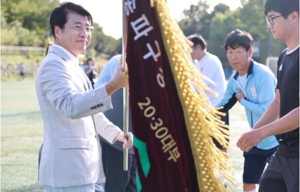 “첫 킥오프! 초대 우승컵, 어느 학교 품에?” 제1회 송파구청장배 중학교 축구대회 개최