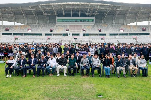화성특례시의회, 제12회 의장기 축구대회서 생활체육 동호인 격려