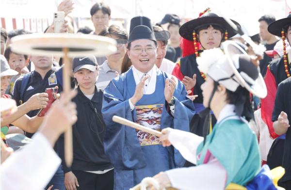 허준으로 변신한 진교훈 강서구청장, 갈라퍼레이드 펼쳐