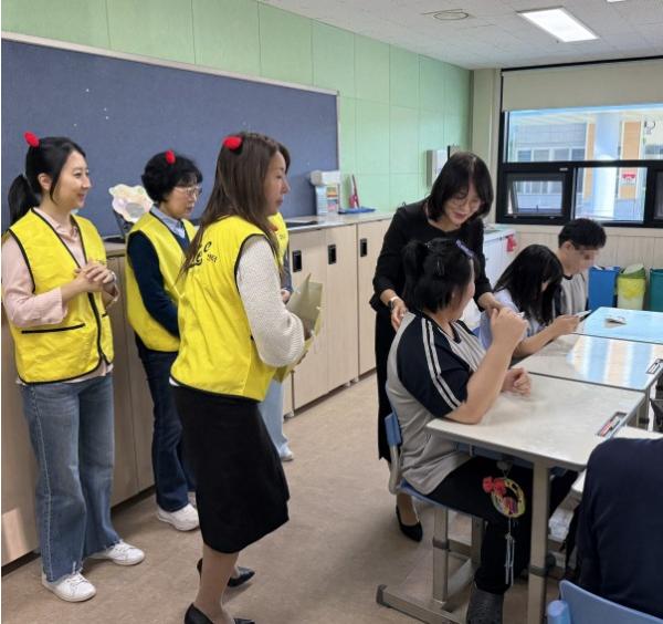 '우리들의 마음을 지켜요, 힘들땐 도움을 요청해요' 청주교육지원청, 학교로 찾아가는 생명존중 등교맞이 캠페인 운영