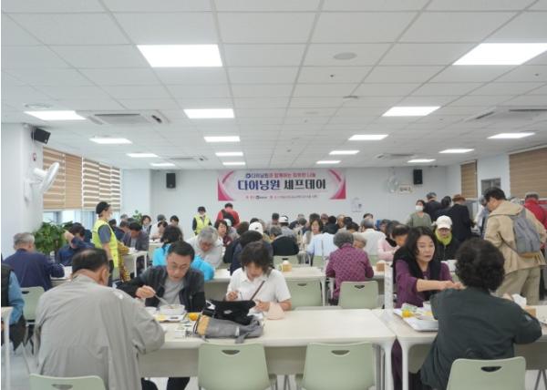 ㈜다이닝원, 미사노인복지관 어르신 330명에게 꼬막비빔밥 특식 제공 기사 이미지