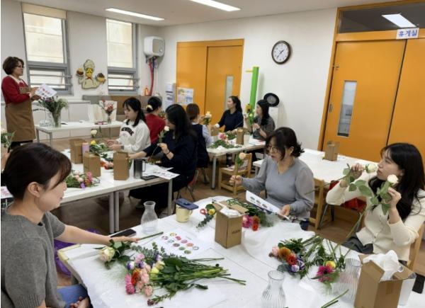 하남 위례유치원, 꽃을 꽂으며 마음을 잇다,..교실에 아름다움을 더하다 기사 이미지