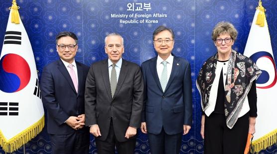 조현 외교부장관, 코리아소사이어티 대표단 면담