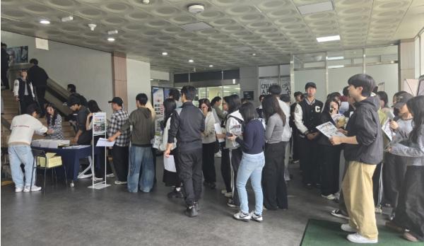 전남대 도서관, ‘열람실 환경개선 기념 떡 나눔 이벤트’ 큰 호응 