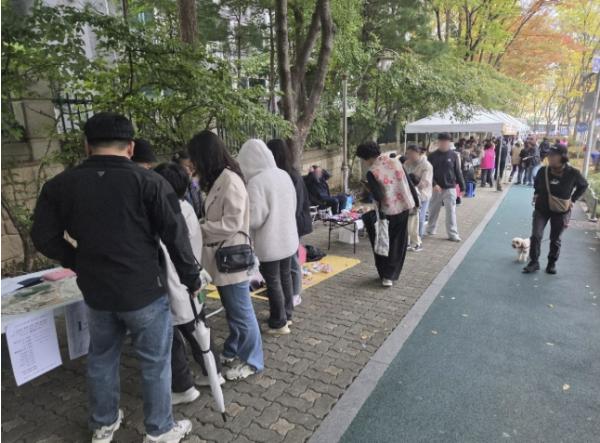군포시 수리동 주민자치회, '수릿길 이웃사랑 나눔장터' 성황리 개최 기사 이미지
