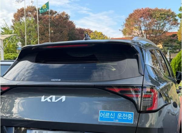 유성구, 양보·배려 운전 유도 ‘어르신 운전중’ 표지 배부 기사 이미지