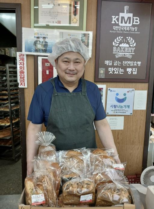 수원 권선구 평동 '맛있는 빵집', 지역아동센터에 각종 빵 전달 기사 이미지