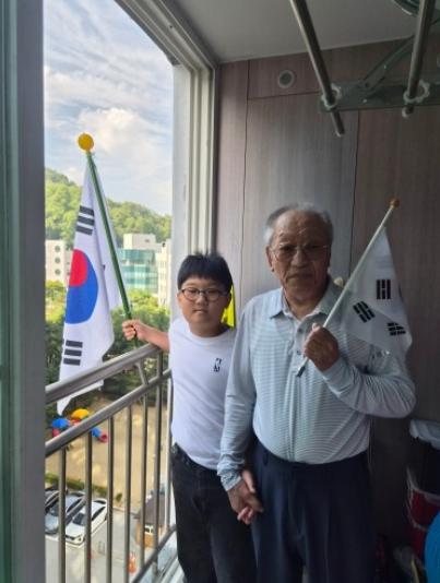 충남교육청, ‘들락날락 태극기 달기 운동’ 성황리 마무리 기사 이미지