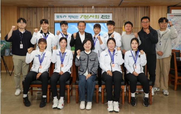 전국체육대회서 활약한 진안군청 역도·테니스 선수단 격려 기사 이미지