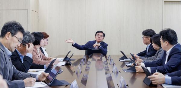진교훈 서울 강서구청장, 마곡 신청사서 첫 간부회의... ‘열린 청사’ 강조 기사 이미지