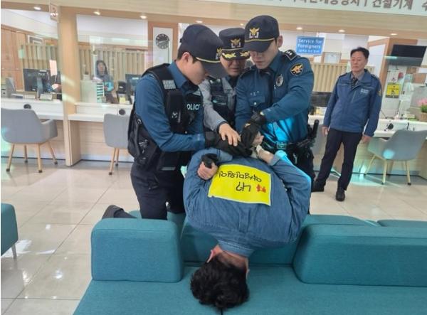 구로구, 민원인 위법행위 대응 모의훈련 실시 기사 이미지