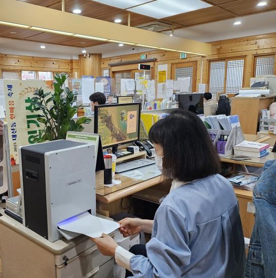 대구 중구, 시각장애인 정보 접근성 향상을 위한 ‘점자프린터 보급' 기사 이미지
