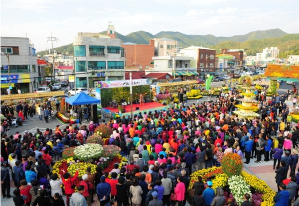 축제로 물든 ‘예산군의 가을’… 삼국축제 성료 이어 사과·의좋은형제축제로! 기사 이미지
