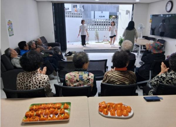 수성구 달빛경로당과 아동센터가 함께 만든 세대공감 무대, “어르신은 박수로, 아이들은 홍시로” 기사 이미지