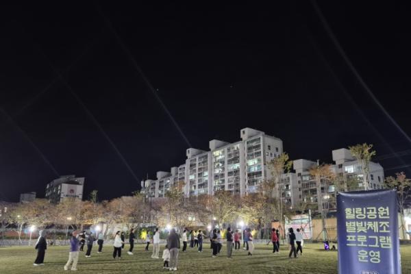 고성군, 별빛 아래 함께한 7개월, 힐링공원 별빛체조 성료 기사 이미지