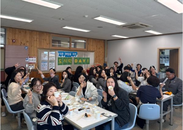 사천시복지·청소년재단, 도시락데이로 직원 간 소통과 화합 도모 기사 이미지