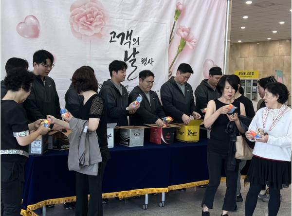울주군 캐릭터 ‘해뜨미’와 함께! 울주종합체육센터 ‘고객의 날’ 행사 큰 호응 기사 이미지