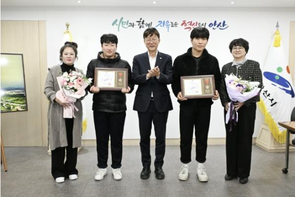 안산시, 위기 처한 어르신 도운 학생 2명에 모범시민 표창 기사 이미지