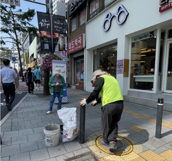 '멀쩡한 기둥 왜 뽑나요?' 서울 중구, 볼라드 '캡' 씌워 예산 8,590만 원 절감 기사 이미지