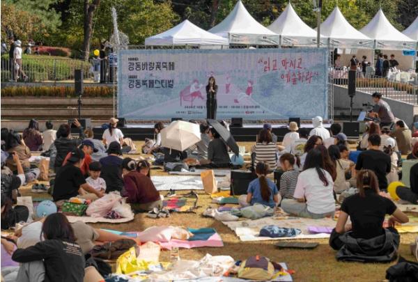 책 읽다 커피 한 잔, 발길 따라 예술까지…2026 강동바람꽃축제 x 제17회 강동북페스티벌 성료 기사 이미지