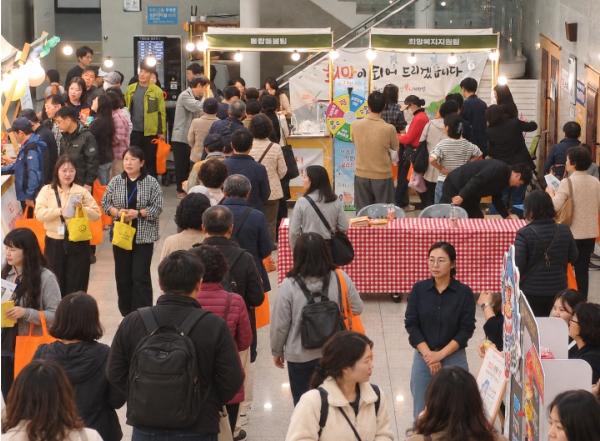 부산 동구, “퀴즈 풀고 통합돌봄 알아가요!” 사회복지박람회서 홍보부스 운영 기사 이미지