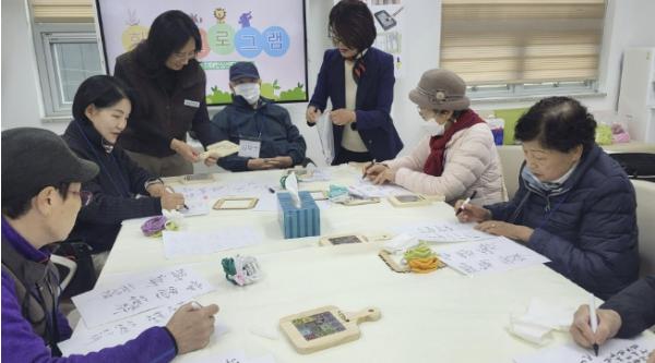 가평군, 치매가족 공예 힐링프로그램 '성료' 기사 이미지