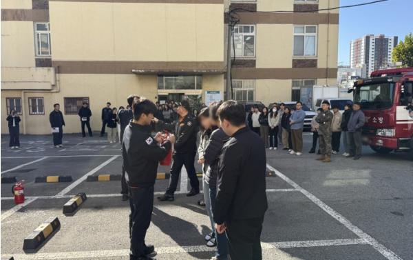 미추홀구, 청사 화재 가정한 종합소방훈련... 초기 대응·대피 요령 익혀 기사 이미지
