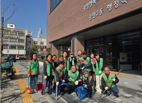 광명3동 자율방재단, 목감천 주변 빗물받이 집중 청소 기사 이미지
