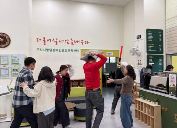 구리시, 발달장애인과 함께 지진 대피 훈련… 행동 요령 익히고 대피 경로 확인 기사 이미지